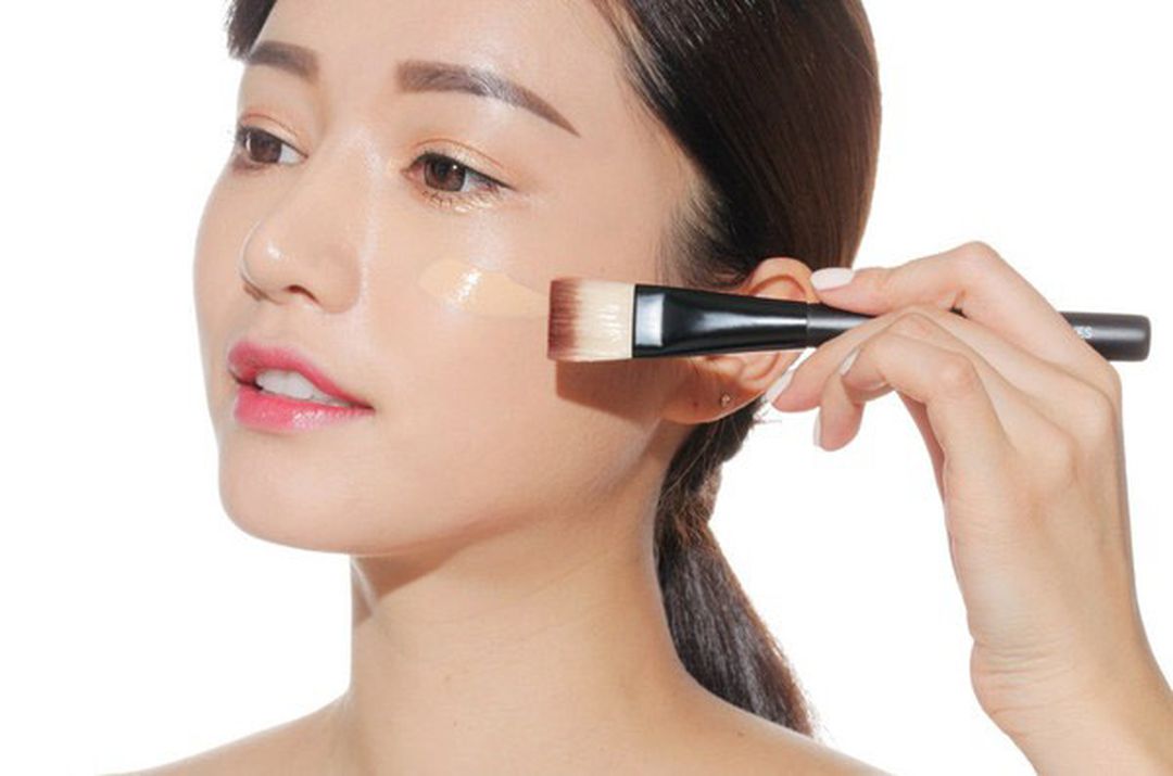 Đánh kem nền thật nhẹ tay để lớp nền mịn
