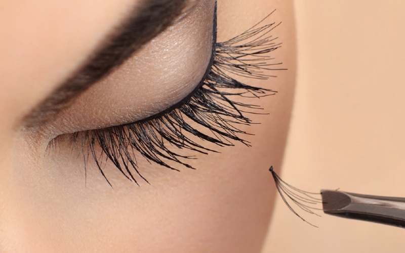 Độ bám dính quá cao có thể khiến vùng da quanh mắt bị kích ứng