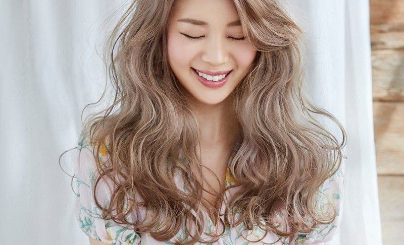 Tóc uốn xoăn là lựa chọn có phần phức tạp hơn
