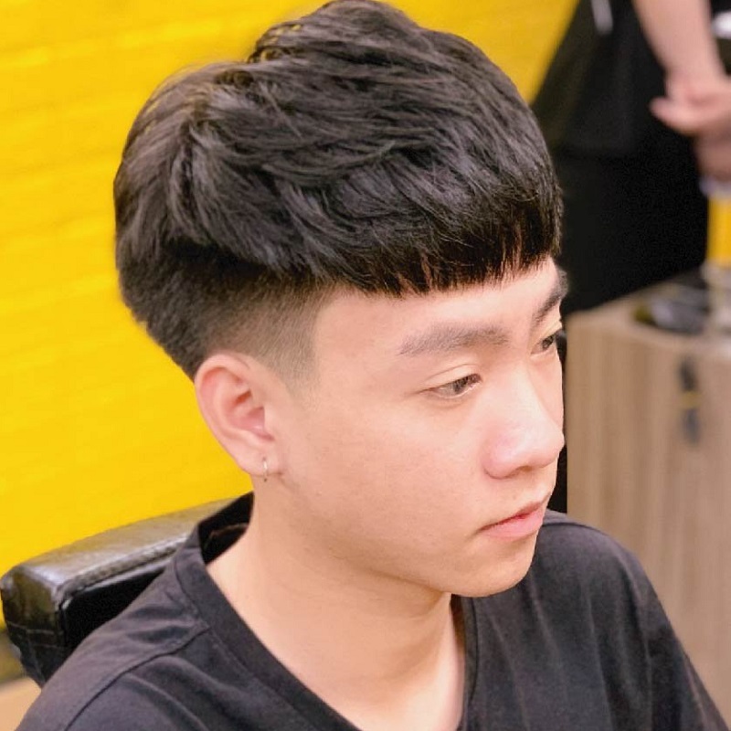 Phần tóc sau đầu được tỉa và tạo kiểu ngắn sẽ phù hợp với nam giới mặt dài