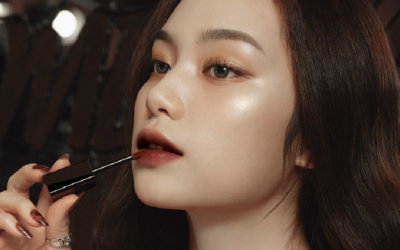 Make up cá tính bằng làn da mọng nước
