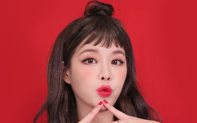Trang điểm tone đỏ hồng giúp các cô nàng có vẻ ngoài tươi trẻ và rạng rỡ