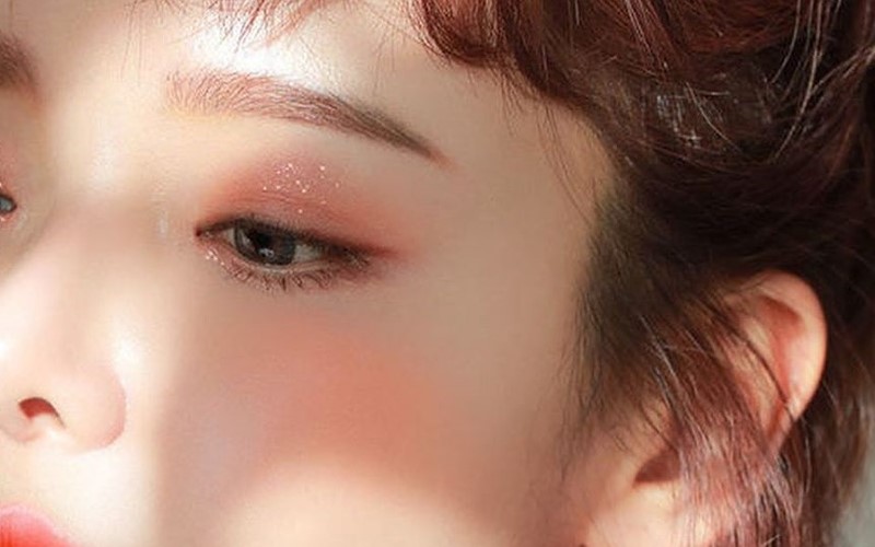 Lớp nền mỏng và nhẹ là ưu ý hàng đầu khi makeup lấp lánh