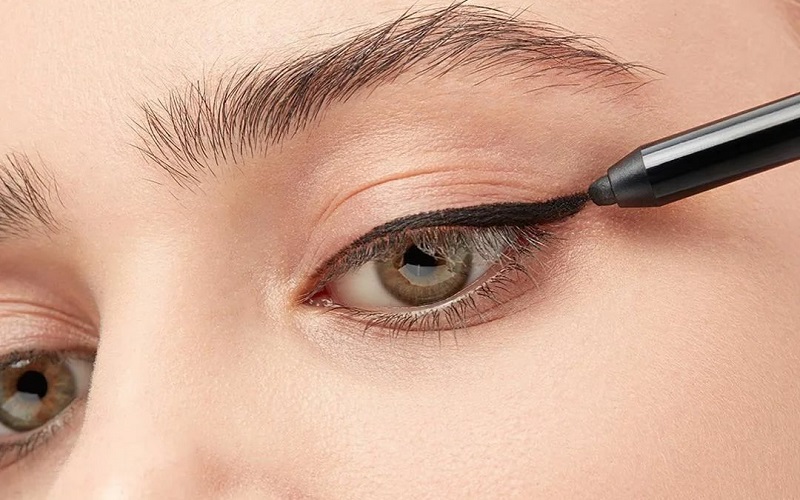 Kẻ eyeliner cho đôi mắt thêm ấn tượng