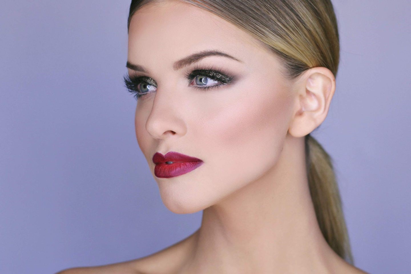 Lựa chọn lens mắt màu xám tây khi makeup mắt tone Tây