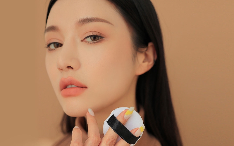 Sử dụng phấn phủ kiềm dầu để lớp nền khô ráo, mịn màng suốt cả ngày dài
