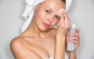 Makeup remover nước được nhiều người yêu thích và sử dụng nhiều