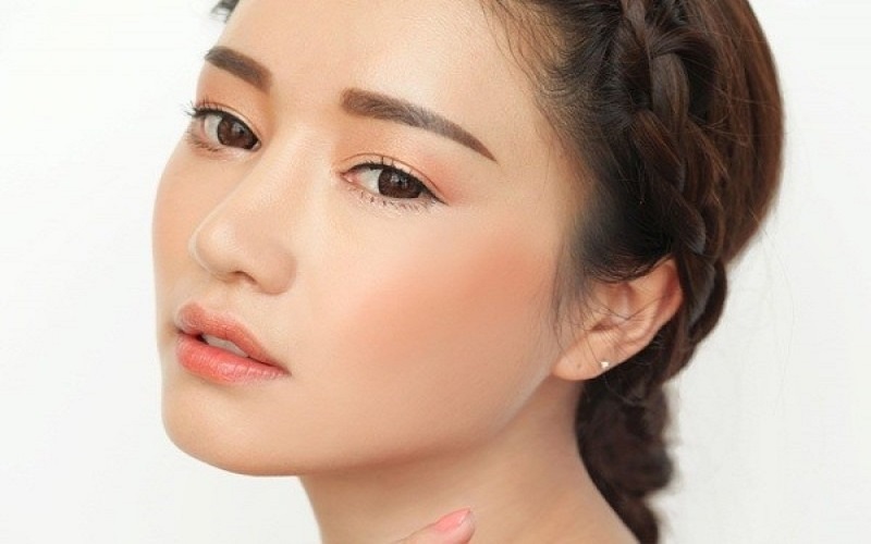 Đánh phấn má cam đào