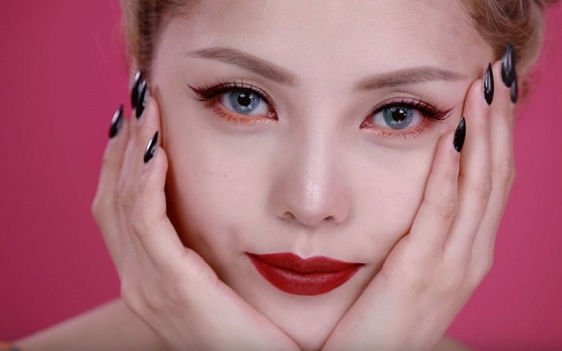 Trang điểm tone đỏ hồng mang lại cảm giác rực rỡ