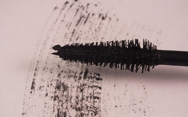 Mascara bị khô khiến quá trình trang điểm mắt của bạn trở nên khó khăn hơn