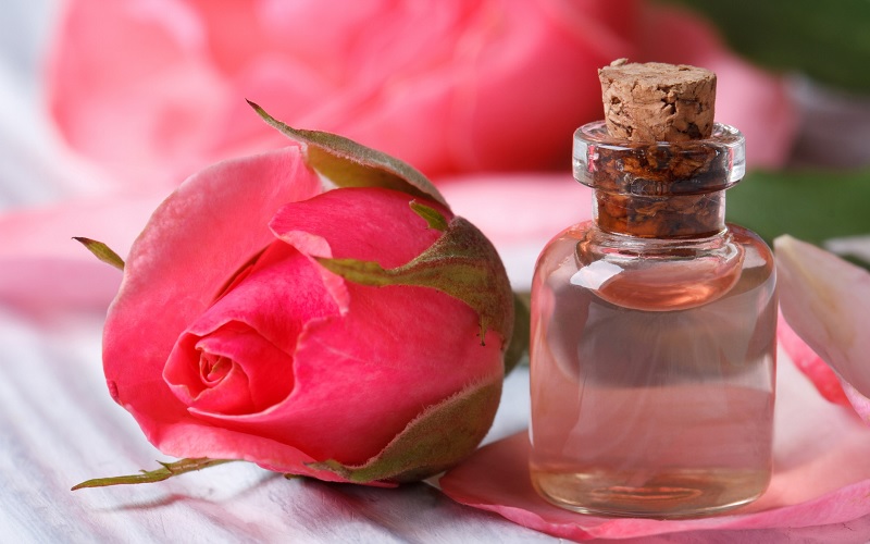Sử dụng nước hoa hồng làm tan tình trạng khô/ vón cục