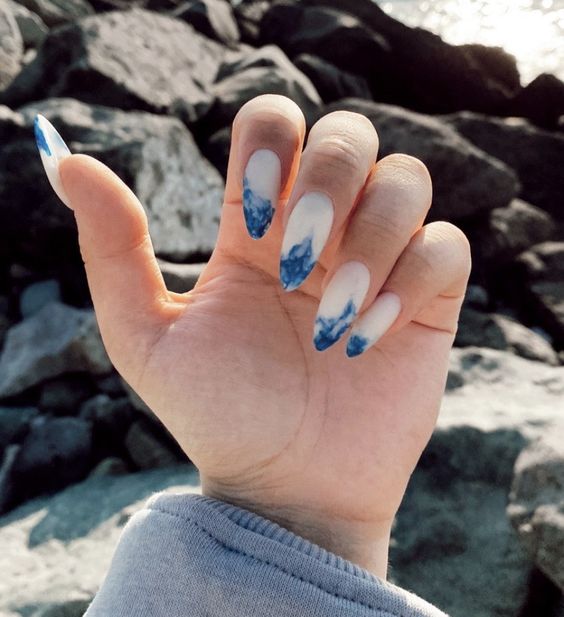 Mẫu nail trắng với xanh nước biển gợn sóng