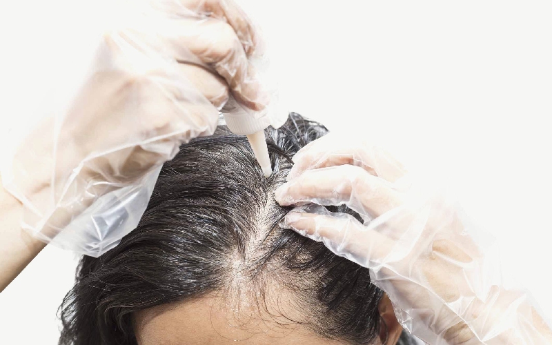Sau khi bôi thuốc nâng tone, cần ủ tóc khoảng 20 - 30 phút với hóa chất