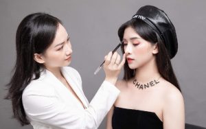 Nghề trang điểm hợp với những người giỏi kỹ thuật hơn lý thuyết