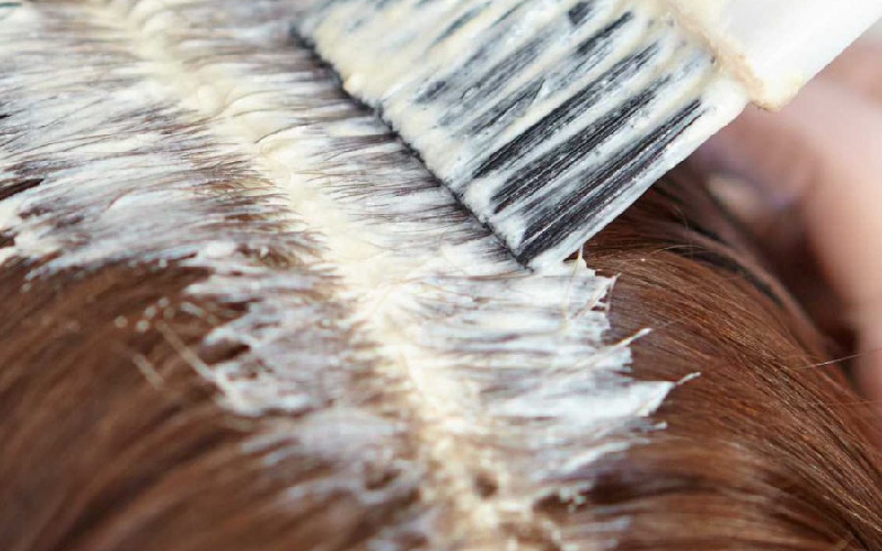 Tẩy tóc là một kỹ thuật làm mất đi hắc sắc tố (melanin) có sẵn trong sợi tóc