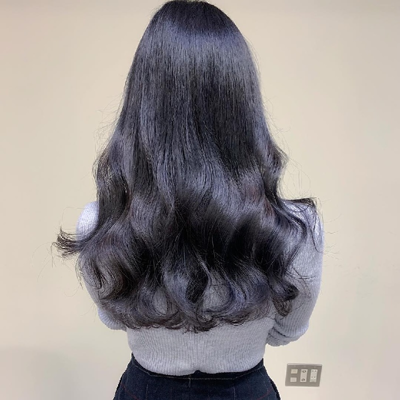 Màu đen khói là lựa chọn cho những cô nàng nền nã nhưng muốn phá cách