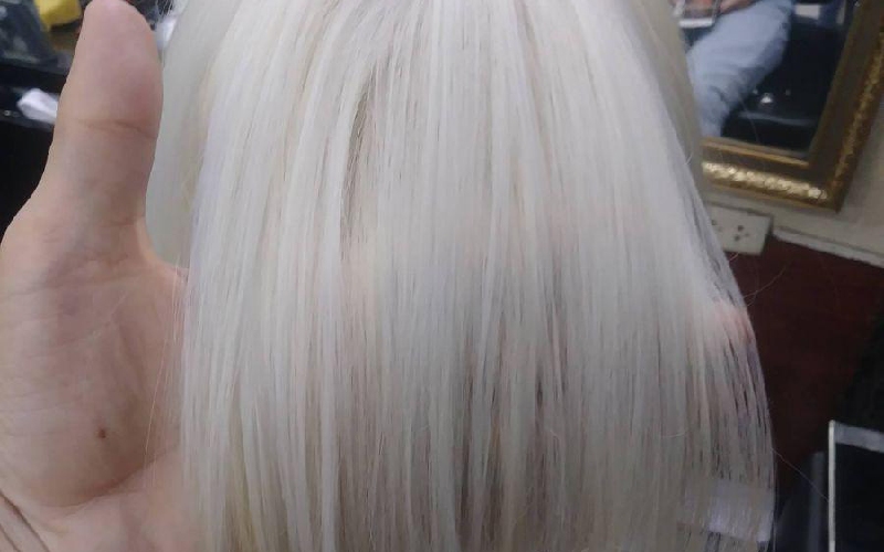 Với mái tóc người Việt, cần trải qua 2 lần tẩy trước khi nhuộm màu sáng