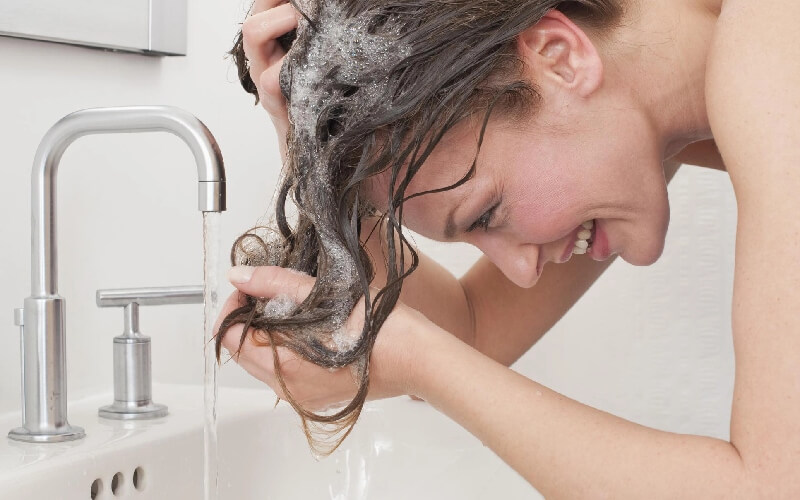 Dùng nước lạnh gội đầu là phương pháp giữ tóc nhuộm lâu phai màu hiệu quả