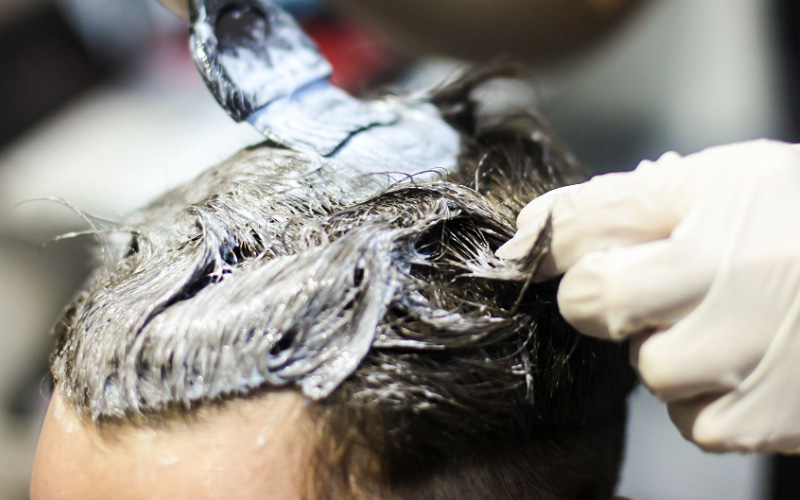Sử dụng thuốc nhuộm kém chất lượng khiến tóc không lên màu