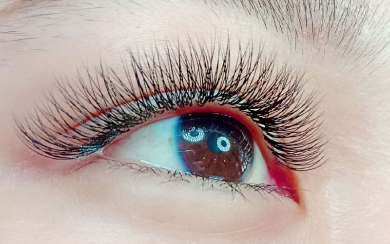 Kiểu mi tự nhiên Volume phù hợp cho các cô nàng cá tính