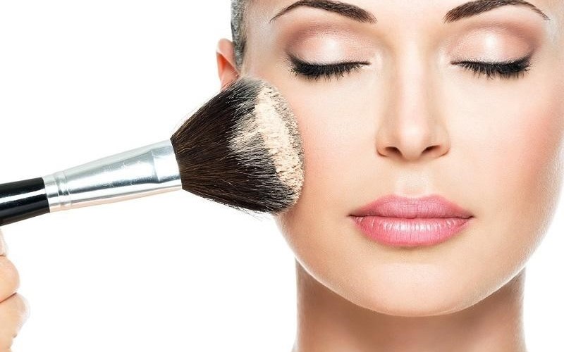 Dùng thêm phấn phủ giúp bạn kiềm dầu hiệu quả