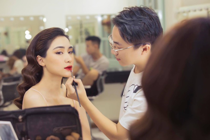 Makeup Artist Hiwon hiện rất được nhiều mỹ nhân chọn trang điểm