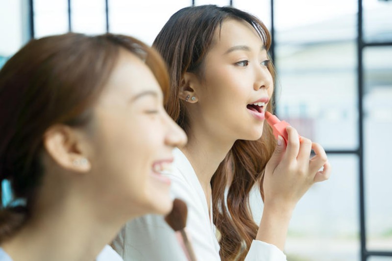 Trang điểm là một chủ đề kết bạn thú vị giữa các cô gái