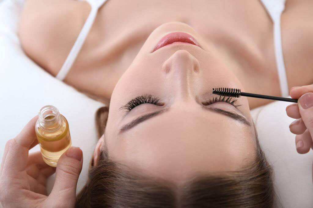 Tháo mi nối bằng dầu dừa tại nhà vừa an toàn vừa hiệu quả