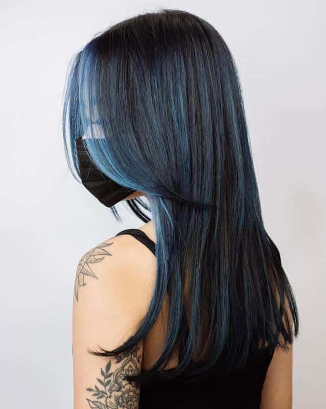 Một vài lọn tóc highlight màu xanh dương ánh khói sẽ tạo nên vẻ đẹp độc đáo