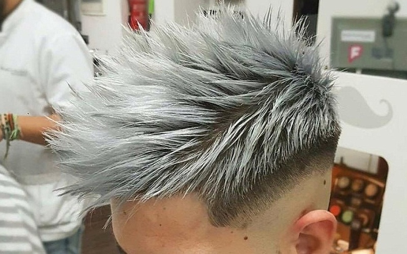 Tóc màu bạch kim nam kiểu vuốt nhọn có vẻ ngoài đầy phá cách