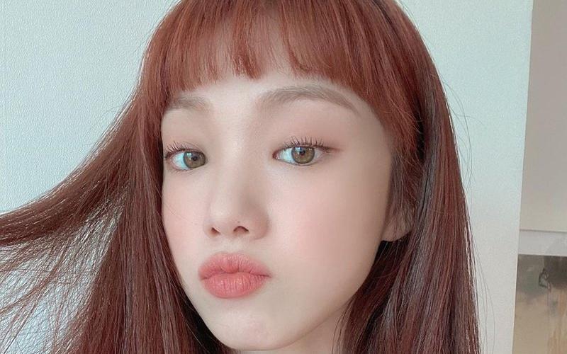 Tóc đỏ đồng ánh khói sáng da