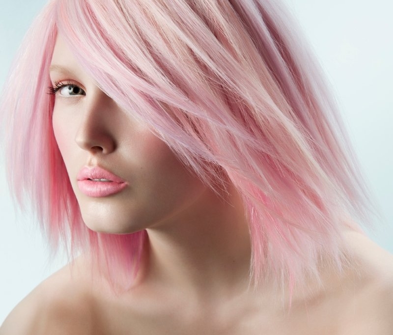 Nhuộm tóc màu hồng khói kết hợp highlight giúp nàng thể hiện cá tính riêng