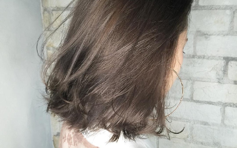 Tóc màu nâu đen ánh đỏ khiến nàng rực rỡ khi đến bất kỳ nơi đâu