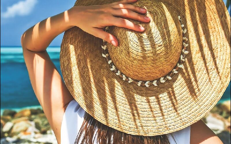 Đội mũ ra nắng để bảo vệ mái tóc nâu đỏ ánh tím sau khi nhuộm