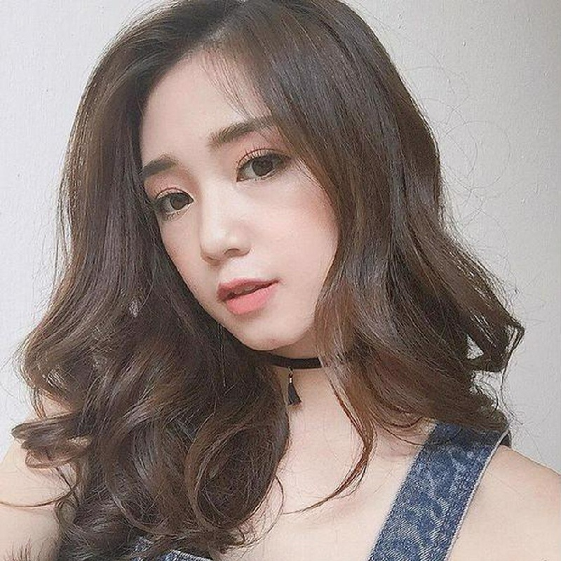 Màu tóc nâu trầm phủ bạc giúp chị em có vẻ ngoài huyền ảo và sành điệu