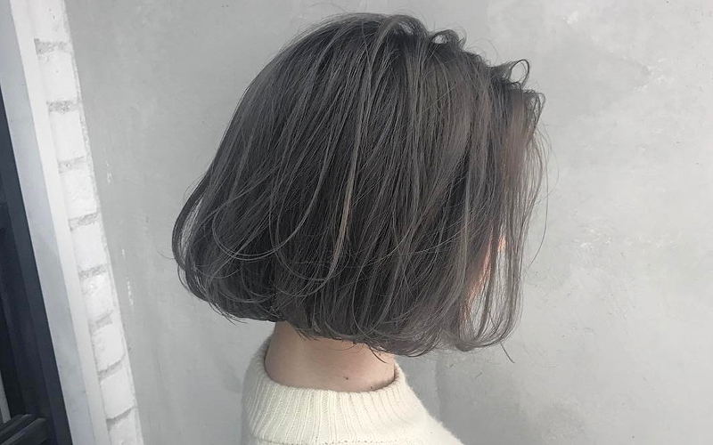 Tóc màu than chì không quá nổi bật nhưng vẫn cực kỳ ấn tượng