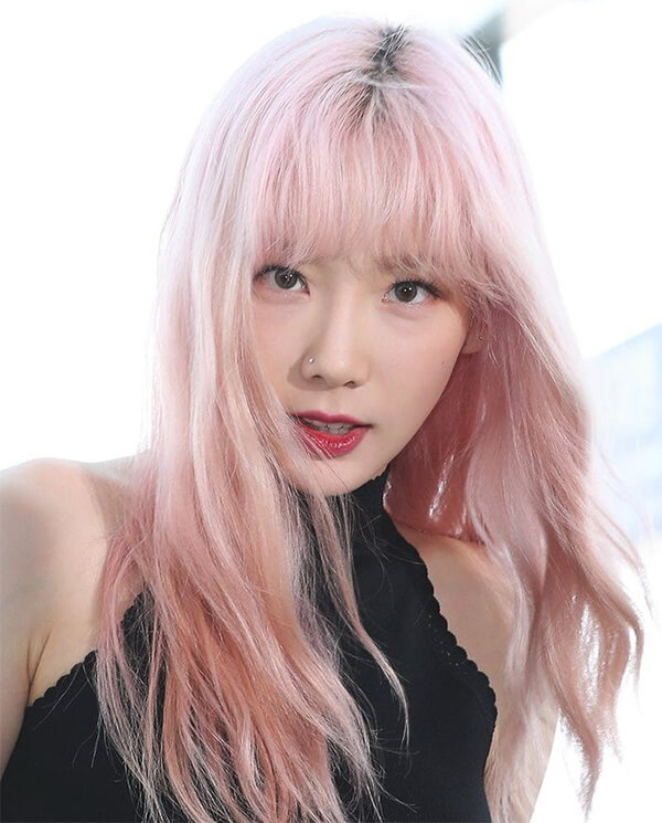 Tóc màu trắng khói ánh hồng mang đến vẻ ngoài quyến rũ