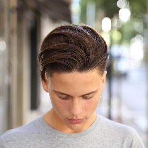 Tóc màu hạt dẻ trầm giúp làn da trắng sáng bật tone và gương mặt tươi trẻ