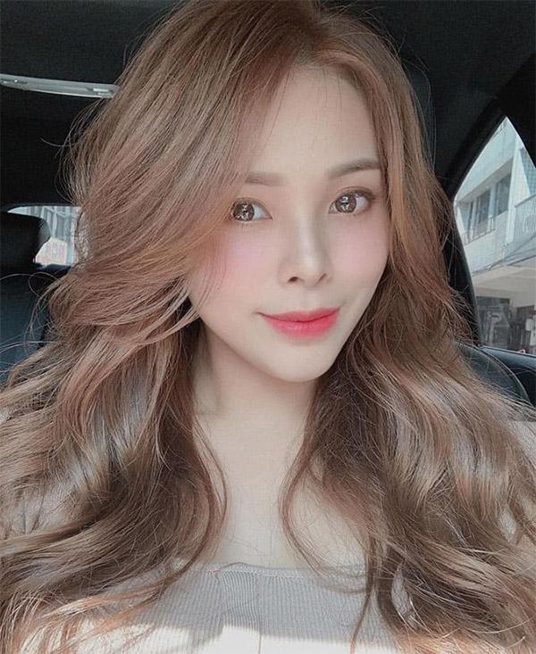 Tóc nâu hạt dẻ sữa giúp nàng có vẻ ngoài xinh xắn như các idol Hàn Quốc