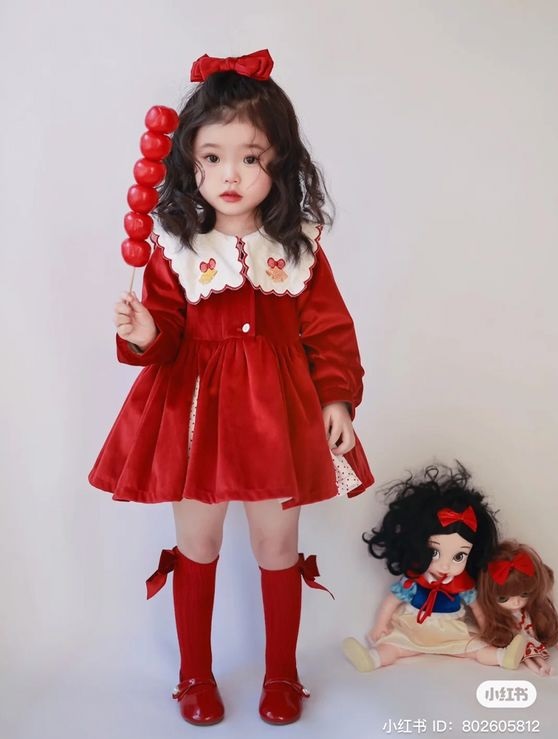 Kiểu tóc xoăn cột nửa đầu nhí nhảnh