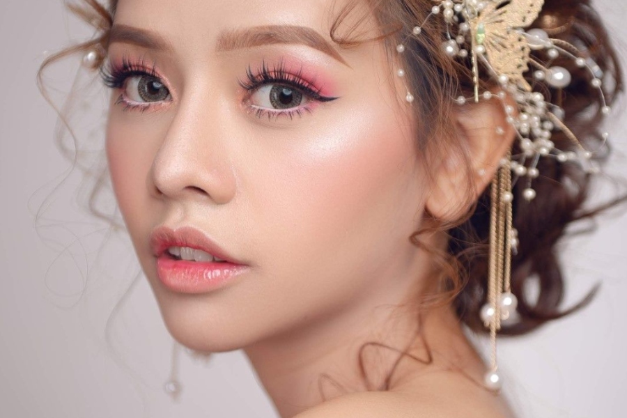 Tạo khối mắt để đôi mắt trở nên to tròn, sắc nét đúng chuẩn gái Tây