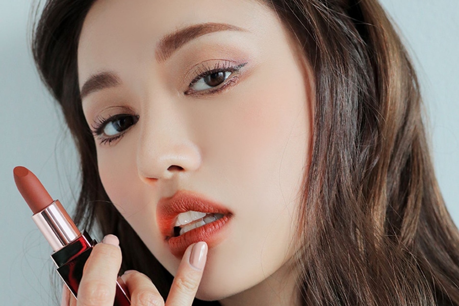 Thoa son màu nude hoặc trầm là bước cuối cùng của trang điểm cô dâu phương Tây