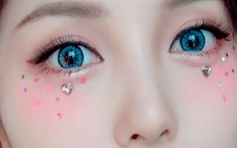 Trang điểm đính đá ở mắt là xu hướng hiện nay