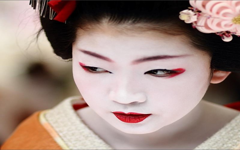 Tạo khối cho sống mũi và kẻ mắt