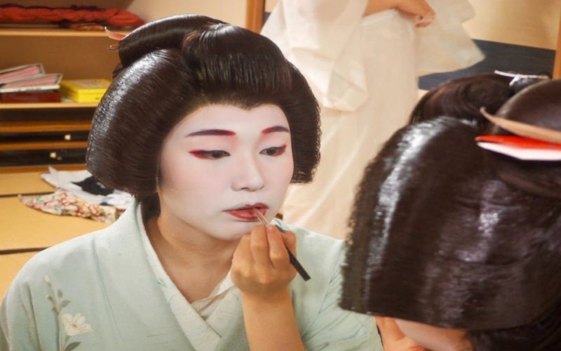 Kẻ chân mày là một bước quan trọng để nổi bật cho khuôn mặt