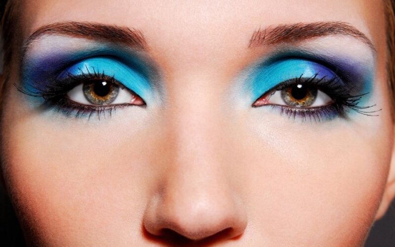 Trang điểm mắt xanh đem lại vẻ thu hút