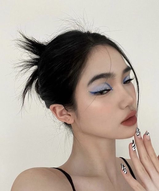 Cách trang điểm sắc sảo với sắc xanh