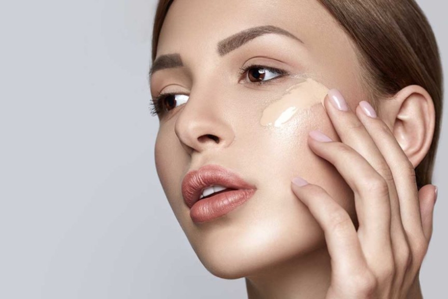 Cách trang điểm để trở nên xinh đẹp – kem che khuyết điểm sẽ giúp làn da của bạn trở nên hoàn hảo hơn