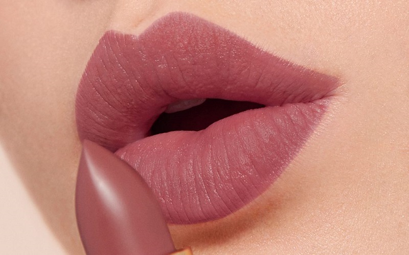 Trang điểm môi dày quyến rũ là đặc trưng của makeup tone Tây