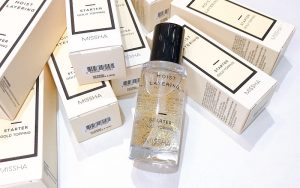 Missha Moist Layering với thiết kế trong suốt thấy rõ chất kem óng ánh